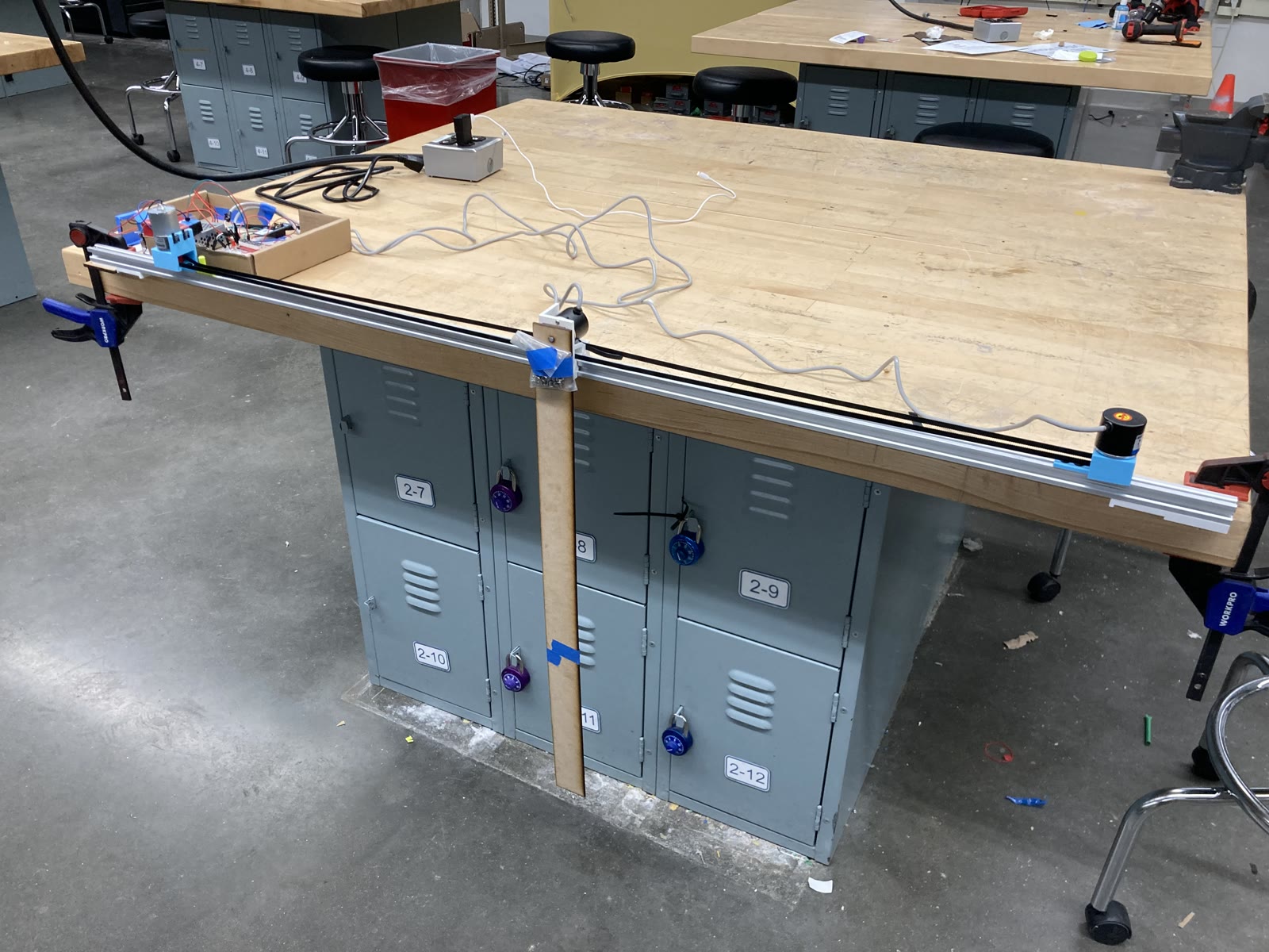 Detail of the cart, belt drive and pendulum mount.